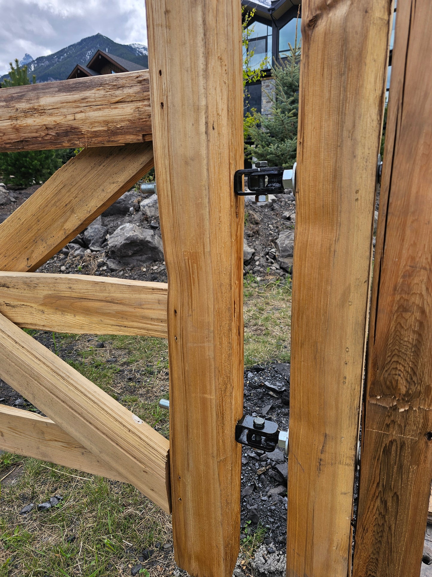 Gate hinges